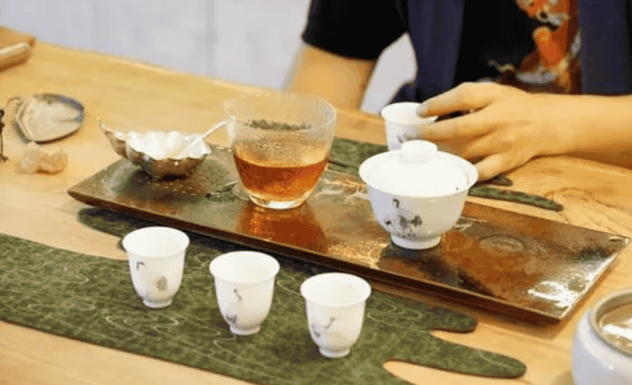 财富与茗香交织：堆银茶叶的传奇